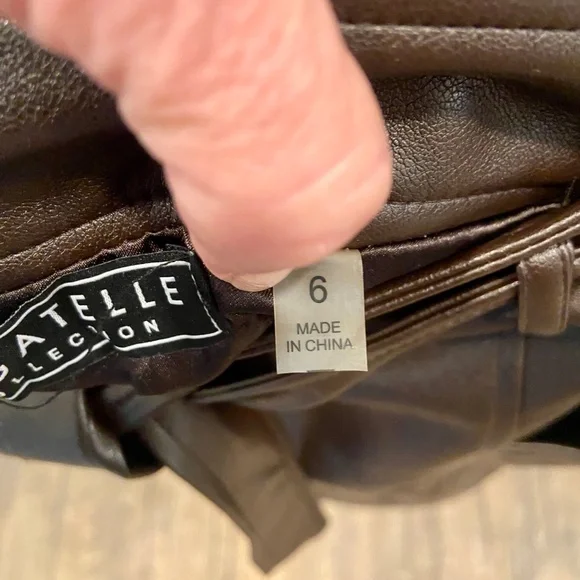 Bagatelle Chocolate Faux Leather straight 22" Skirt Lined Side Zip&Belt SZ 6 NWT - Picture 5 of 6